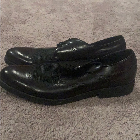 Black Gucci shoes with coloured patch like top. - Picture 2 of 6